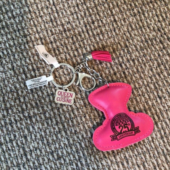 Disney Queen of Cuisine Chef Hat Key Chain - Picture 3 of 3